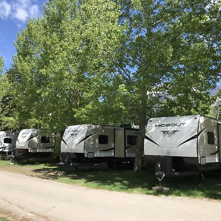 מלון קאנמור Rundle Mountain Rv Park מראה חיצוני תמונה