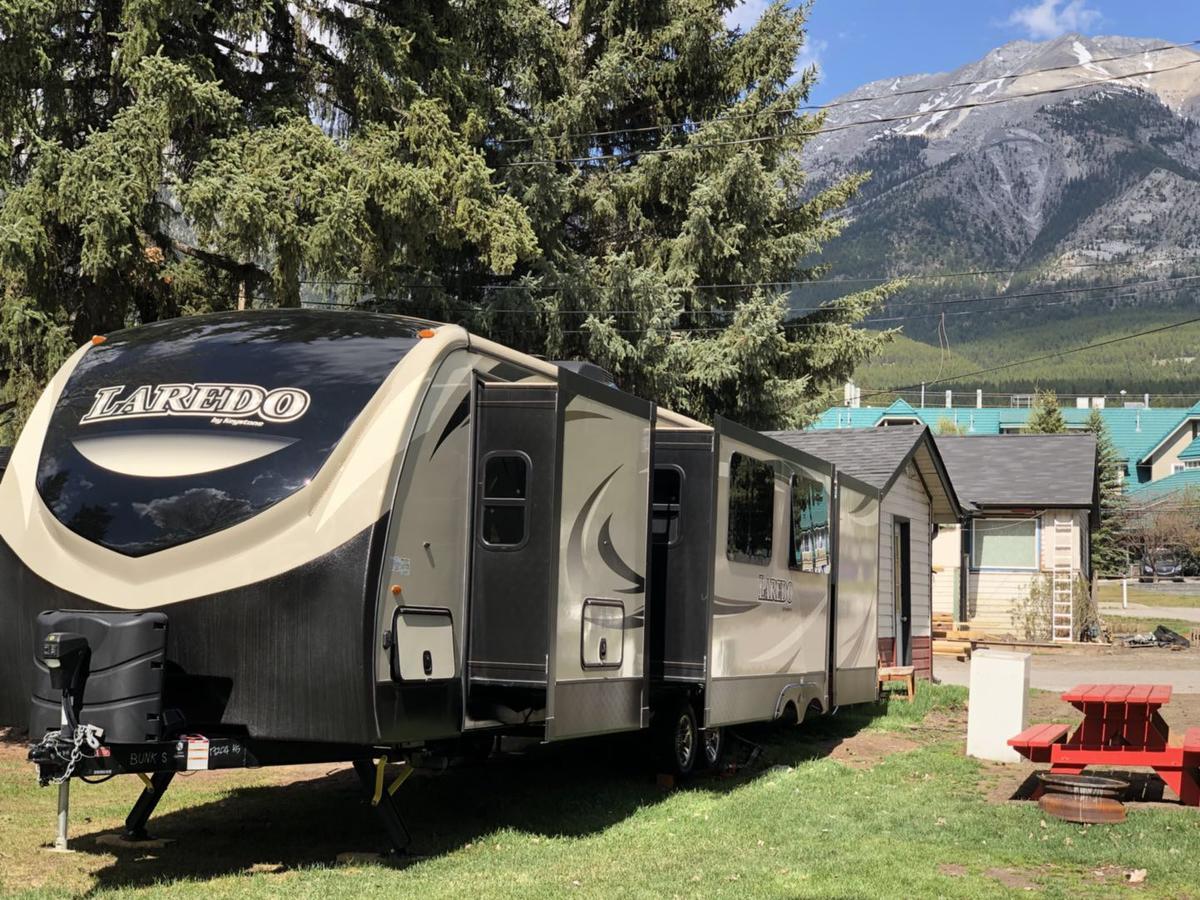 מלון קאנמור Rundle Mountain Rv Park מראה חיצוני תמונה