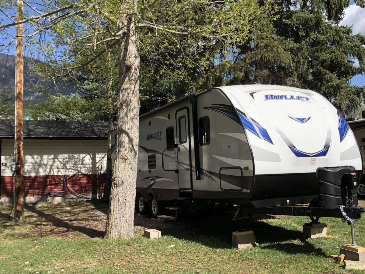 מלון קאנמור Rundle Mountain Rv Park מראה חיצוני תמונה