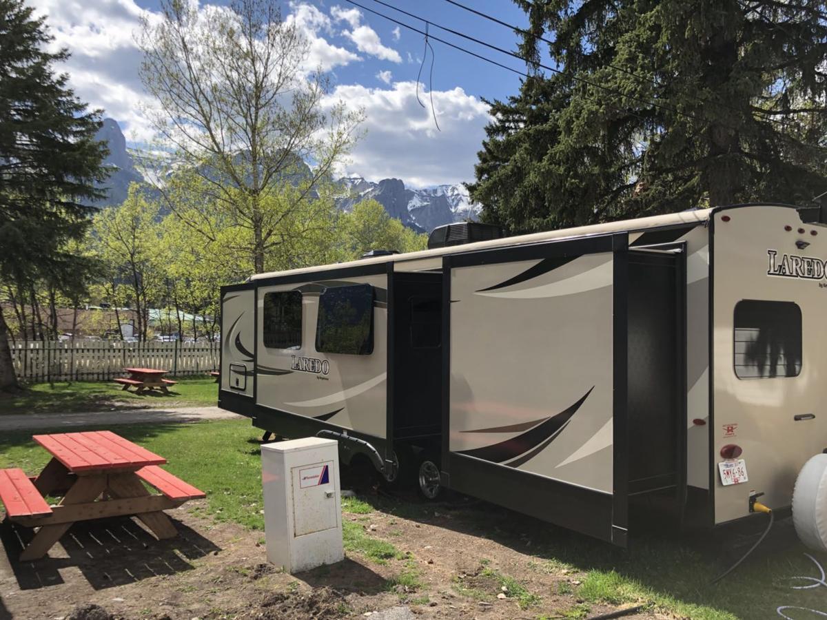 מלון קאנמור Rundle Mountain Rv Park מראה חיצוני תמונה